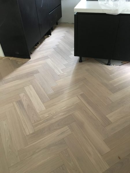 Visgraatvloer in slaapkamer